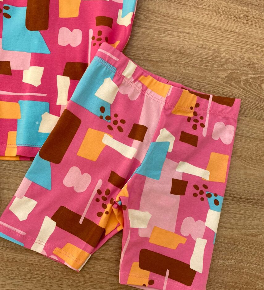 fernandaramoskids com br Bermuda Tradicional Infantil Feminina Estampa Fundo Rosa 1