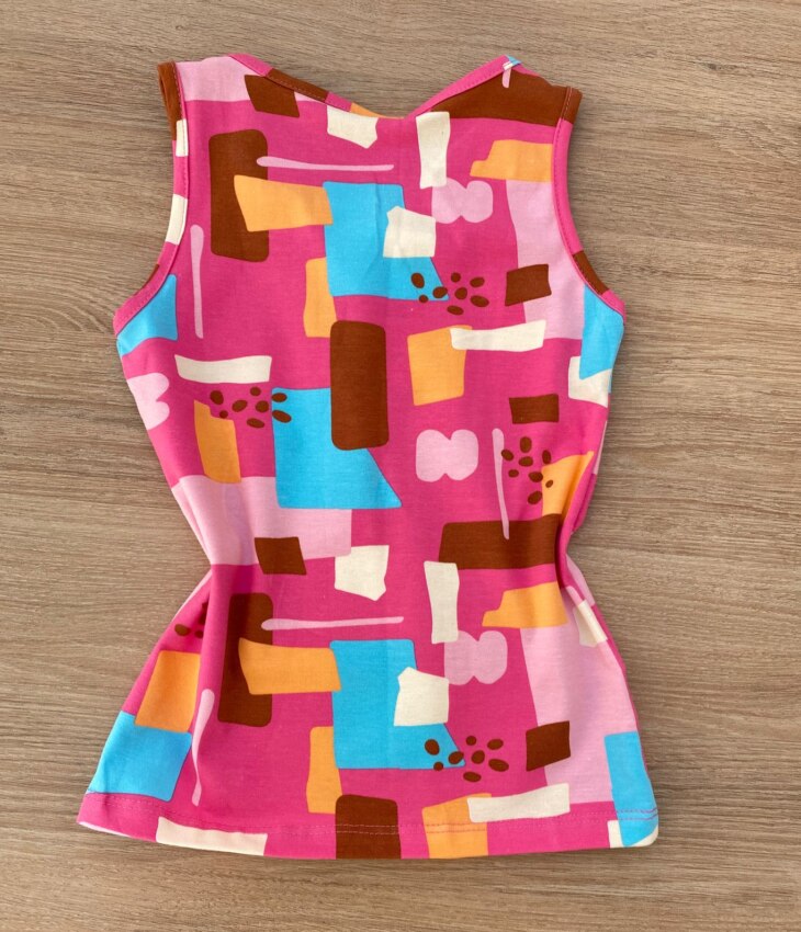 fernandaramoskids com br Blusa Regata Infantil Feminina Justa Estampada Fundo Rosa 2