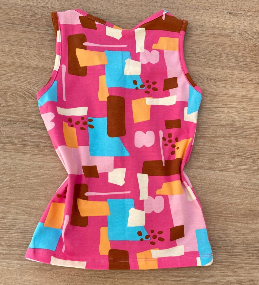 fernandaramoskids com br Blusa Regata Infantil Feminina Justa Estampada Fundo Rosa 2