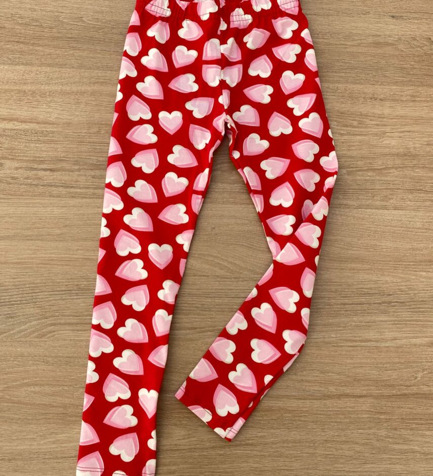 fernandaramoskids com br Calça Legging Infantil Feminina Estampa Corações Fundo Vermelho 1