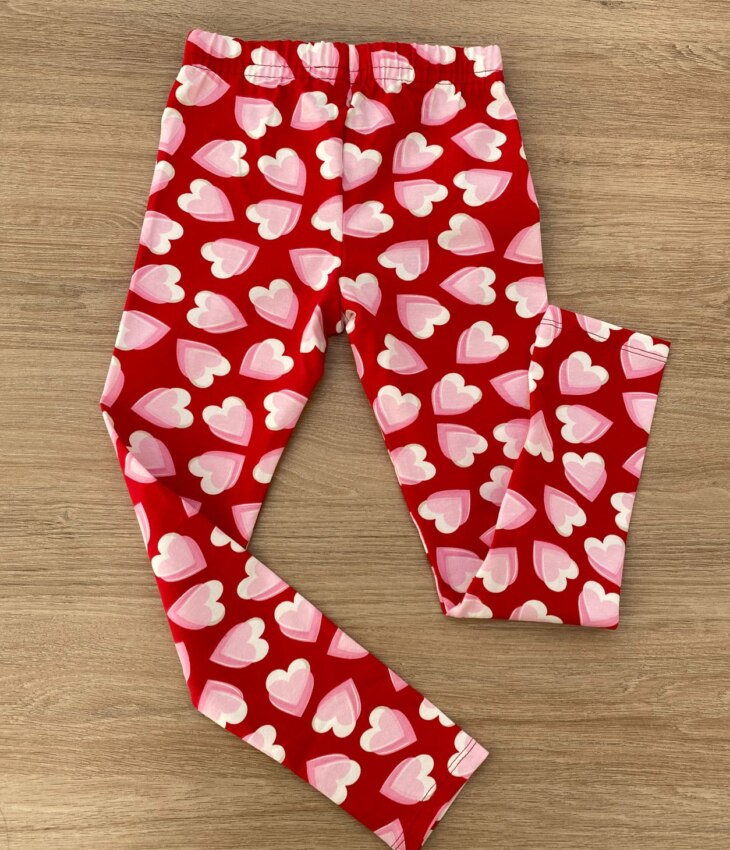 fernandaramoskids com br Calça Legging Infantil Feminina Estampa Corações Fundo Vermelho 2