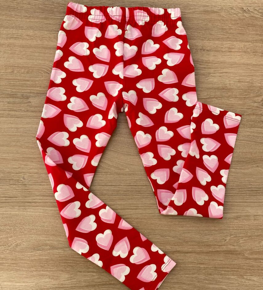fernandaramoskids com br Calça Legging Infantil Feminina Estampa Corações Fundo Vermelho 2