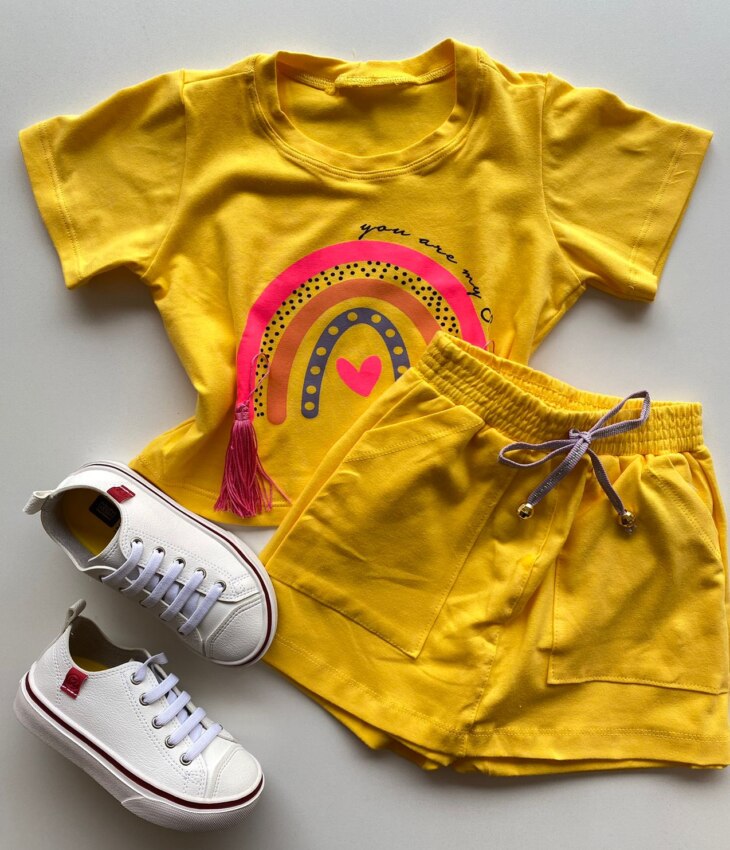 Conjunto Infantil Feminino Blusa Cropped Arco Iris e Short Saia Amarelo Fernanda Ramos Kids