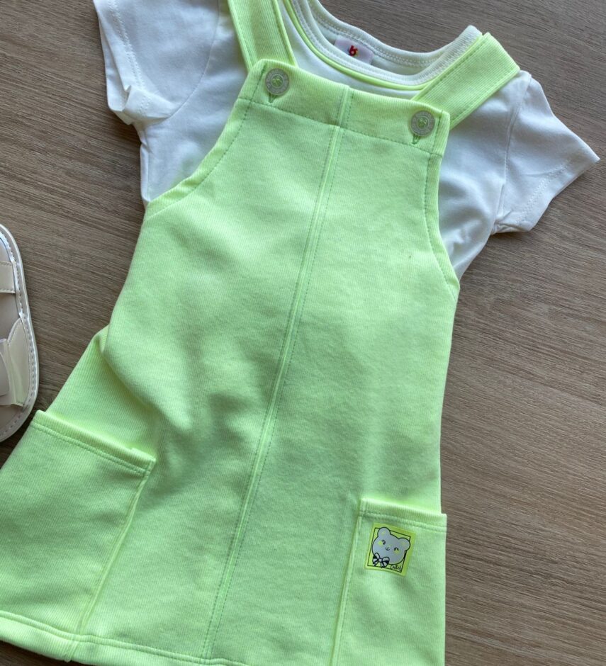fernandaramoskids com br Conjunto Infantil Feminino Blusa Cropped Branca e Salopete Verde Flúor 1