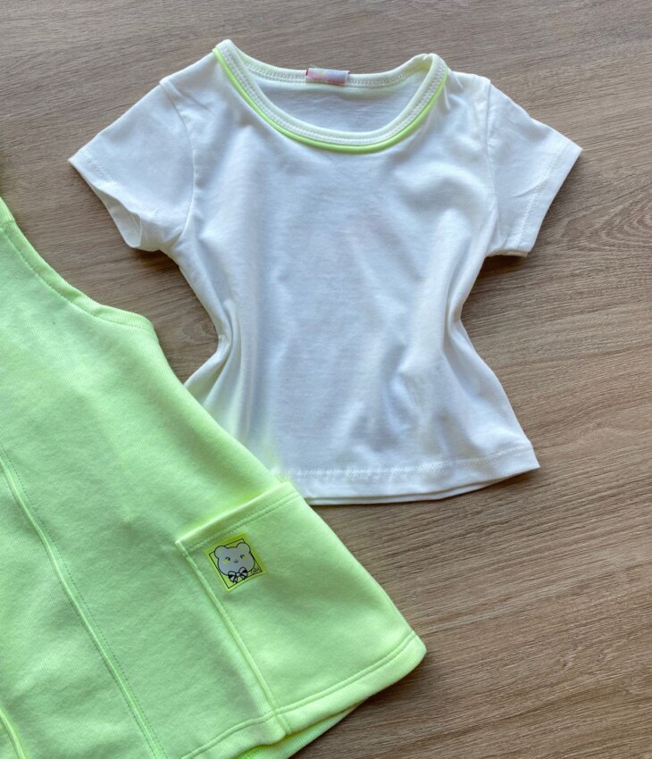 fernandaramoskids com br Conjunto Infantil Feminino Blusa Cropped Branca e Salopete Verde Flúor 4