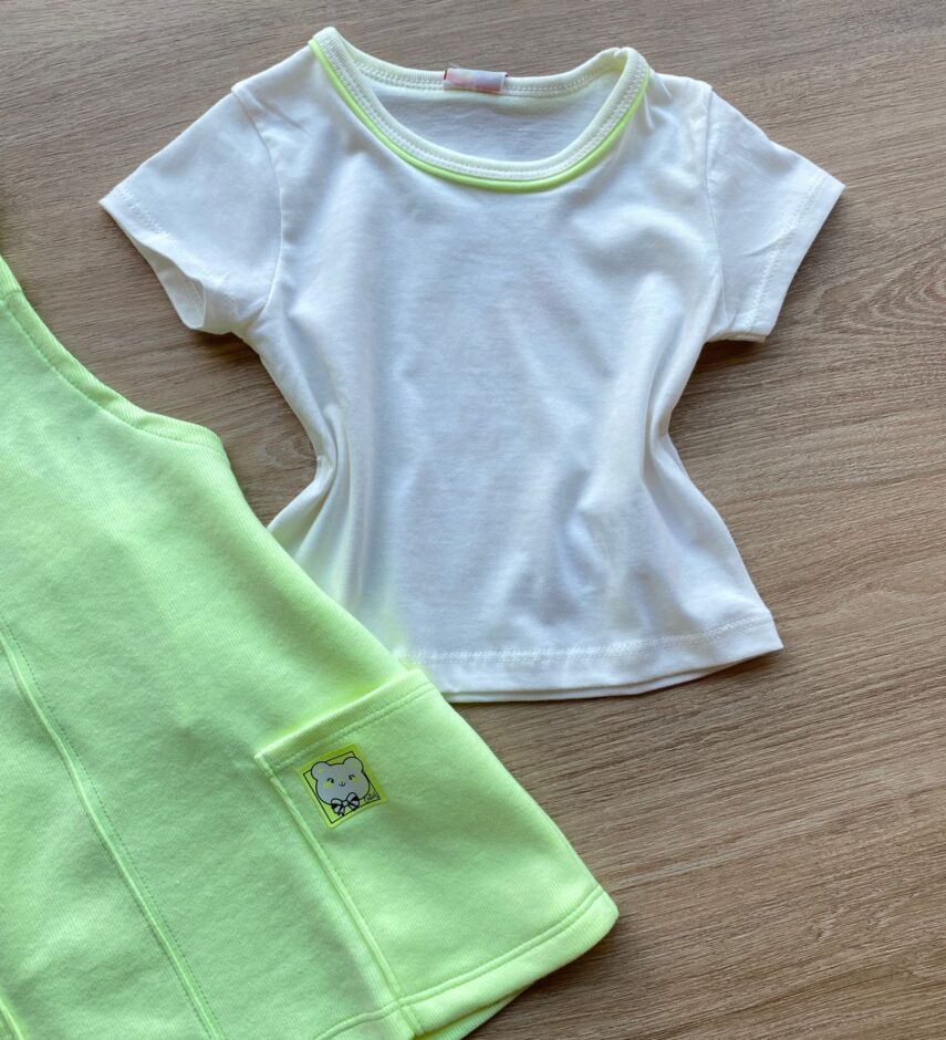 fernandaramoskids com br Conjunto Infantil Feminino Blusa Cropped Branca e Salopete Verde Flúor 4