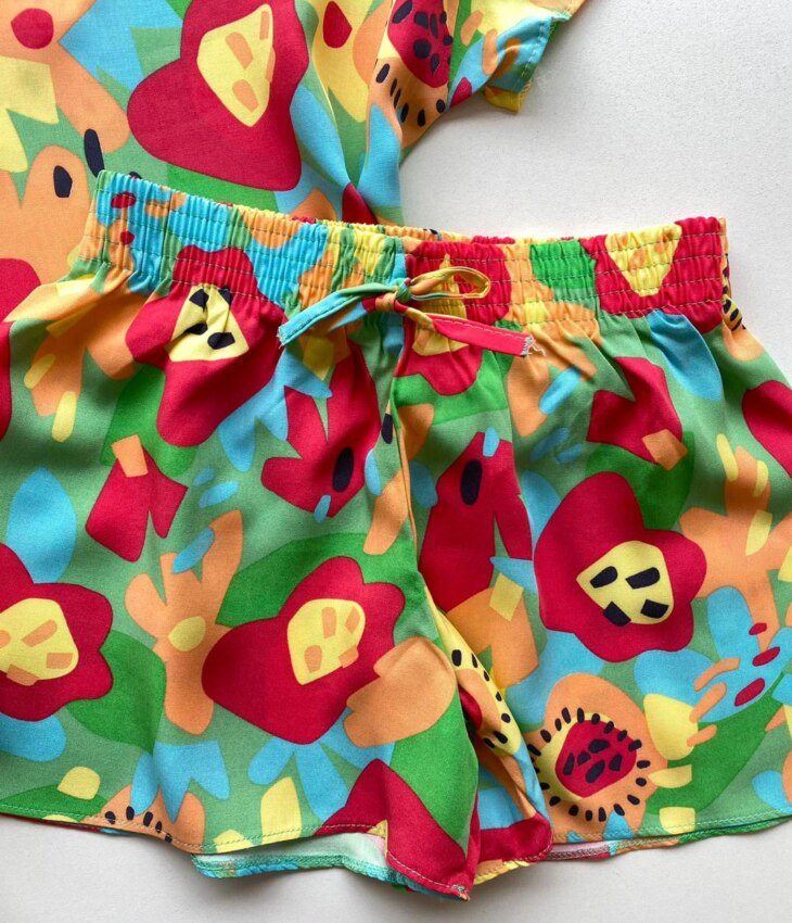 fernandaramoskids com br Conjunto Infantil Feminino Blusa Cropped e Short Estampa Floral 1