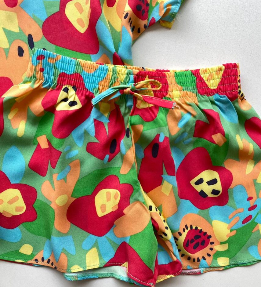 fernandaramoskids com br Conjunto Infantil Feminino Blusa Cropped e Short Estampa Floral 1