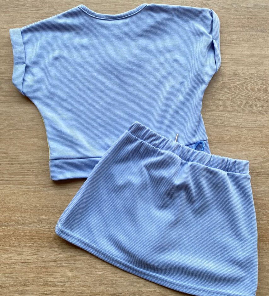 fernandaramoskids com br Conjunto Infantil Feminino Blusa Cropped e Short Saia Azul com Detalhe Verde 4