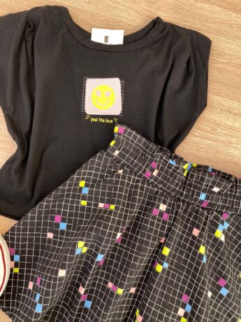 fernandaramoskids com br Conjunto Infantil Feminino Blusa Cropped Preto e Short Saia 1