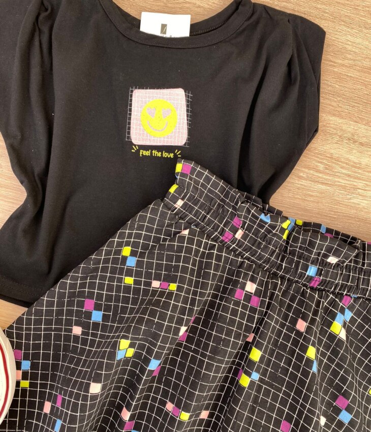 fernandaramoskids com br Conjunto Infantil Feminino Blusa Cropped Preto e Short Saia 1
