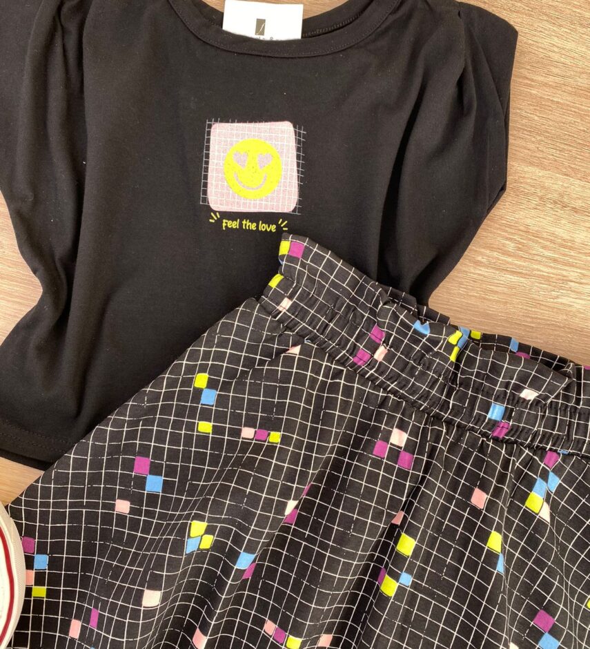 fernandaramoskids com br Conjunto Infantil Feminino Blusa Cropped Preto e Short Saia 1