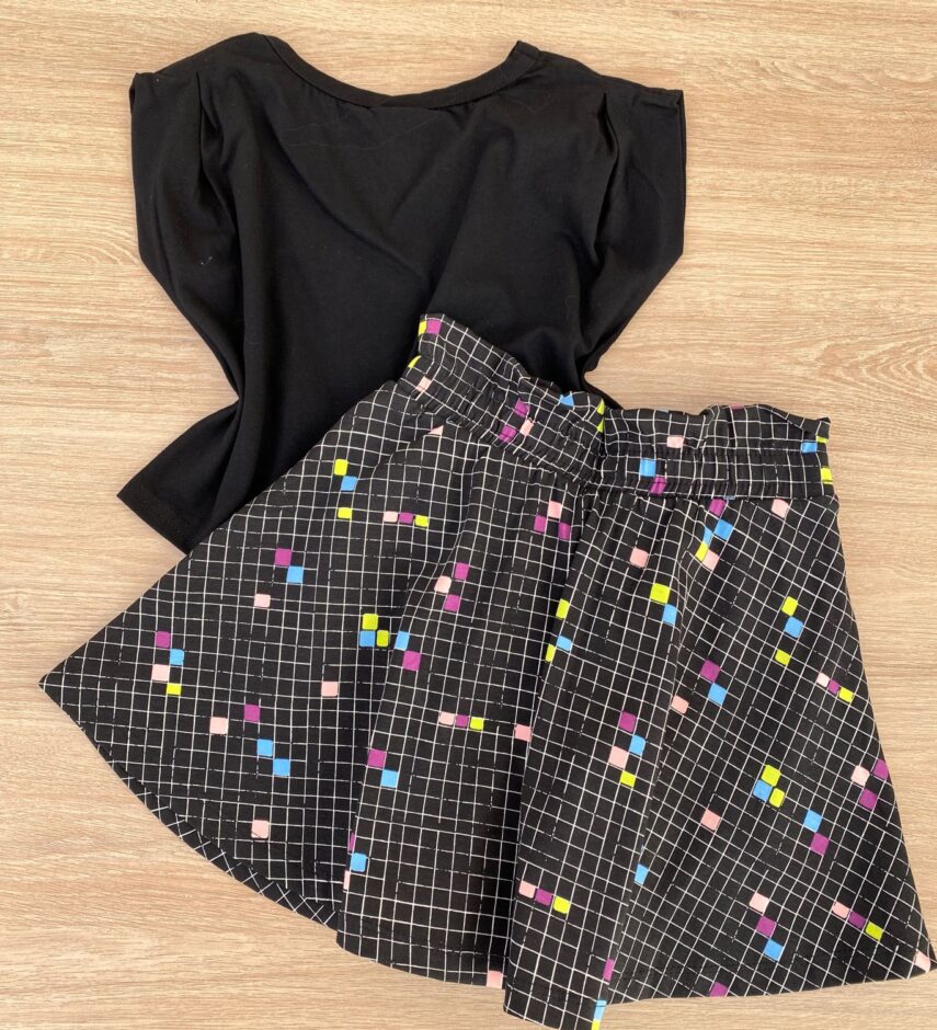 fernandaramoskids com br Conjunto Infantil Feminino Blusa Cropped Preto e Short Saia 2