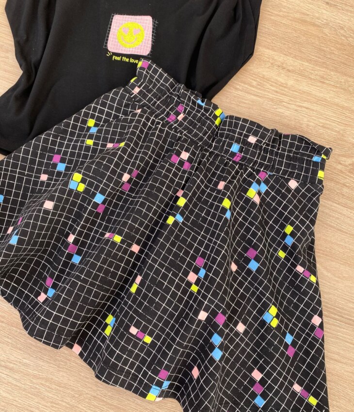 fernandaramoskids com br Conjunto Infantil Feminino Blusa Cropped Preto e Short Saia 4