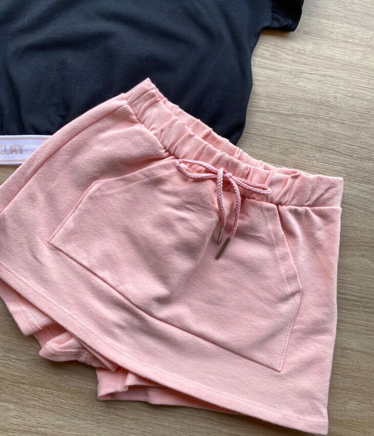 fernandaramoskids com br Conjunto Infantil Feminino Blusa Cropped Preto Short Saia Rosa 1