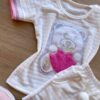 fernandaramoskids com br Conjunto Infantil Feminino Blusa Manga Curta Urso e Short Branco 1