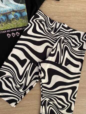 fernandaramoskids com br Conjunto Infantil Feminino T shirt Manga Curta Preta e Bermuda Estampa Zebra 1