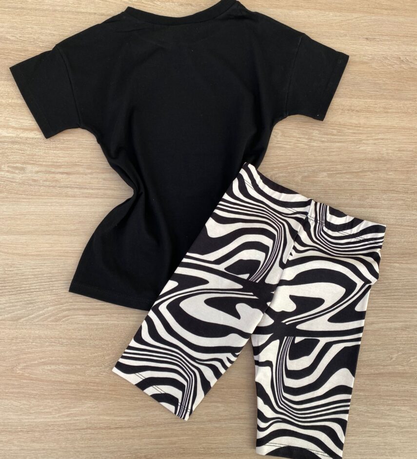fernandaramoskids com br Conjunto Infantil Feminino T shirt Manga Curta Preta e Bermuda Estampa Zebra 3