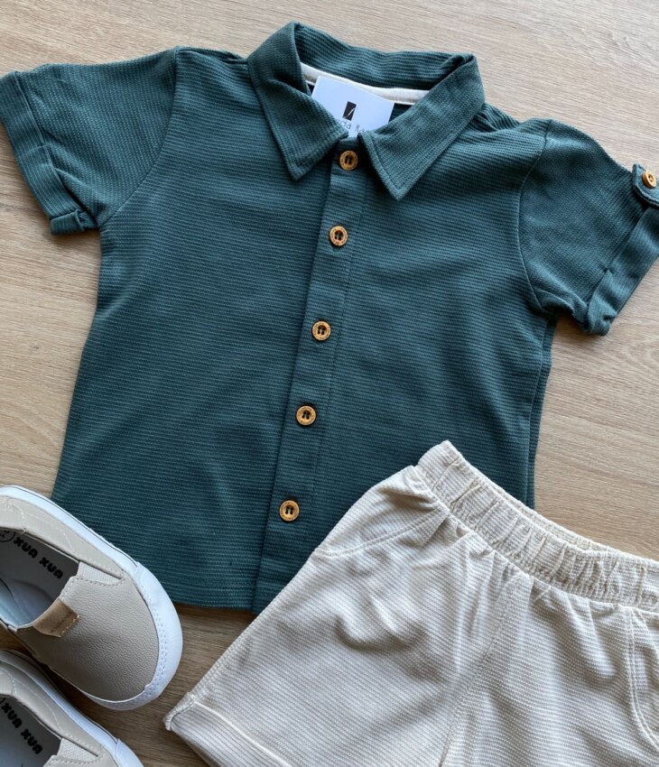 fernandaramoskids com br Conjunto Infantil Masculino Camisa Verde e Bermuda Bege 1