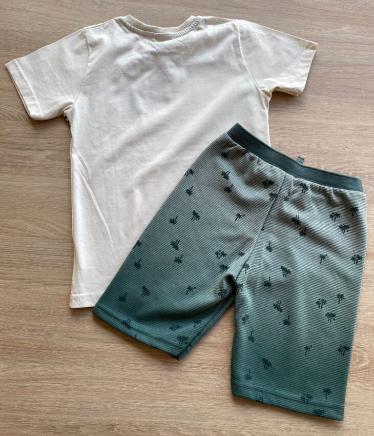 fernandaramoskids com br Conjunto Infantil Masculino Camiseta Bege e Short Coqueiros Verde 2