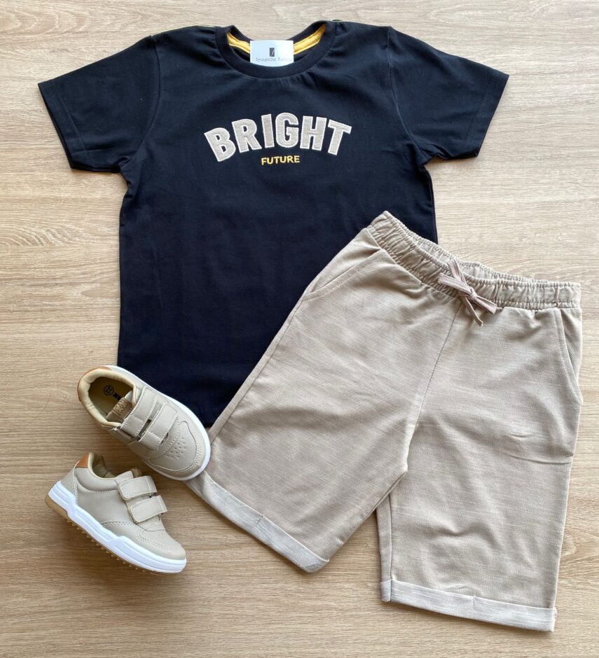 Conjunto Infantil Masculino Camiseta Bright Preta e Bermuda Bege Fernanda Ramos Kids