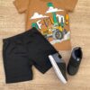 Conjunto Infantil Masculino Camiseta Marrom e Bermuda Preta Fernanda Ramos Kids