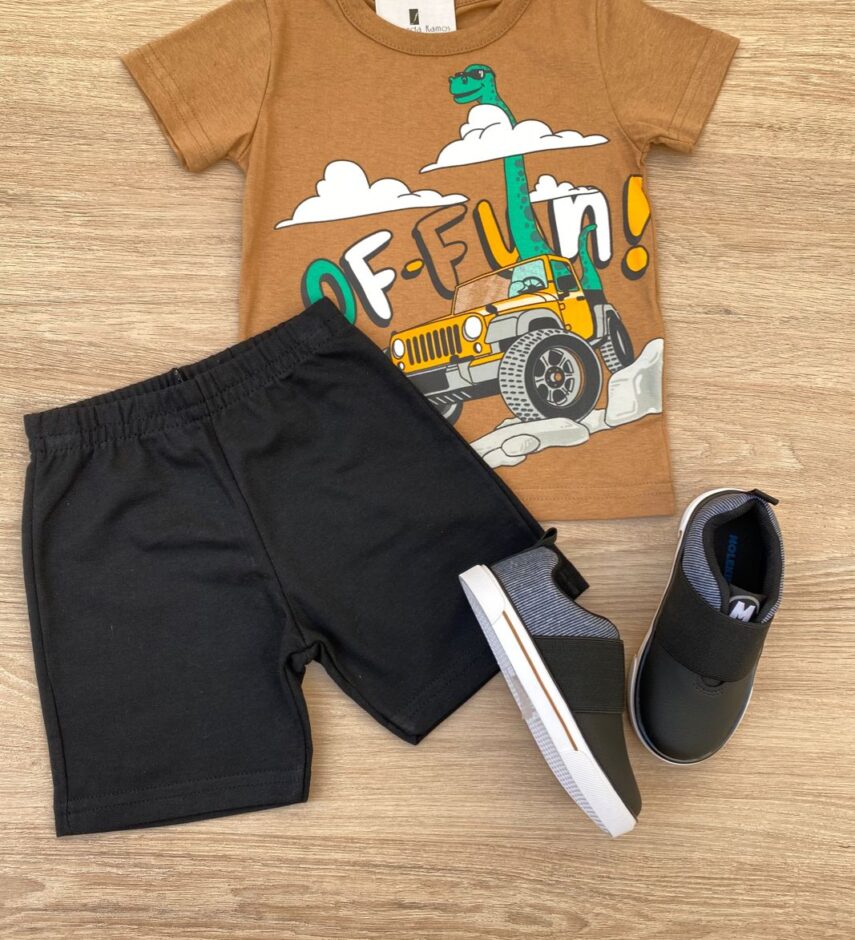 Conjunto Infantil Masculino Camiseta Marrom e Bermuda Preta Fernanda Ramos Kids