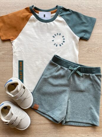 Conjunto Infantil Masculino Camiseta Nude e Bermuda Verde Fernanda Ramos Kids