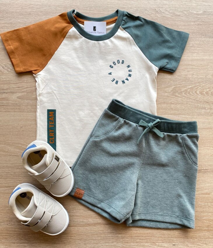 Conjunto Infantil Masculino Camiseta Nude e Bermuda Verde Fernanda Ramos Kids