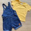 fernandaramoskids com br Conjunto Infantil Masculino Jardineira Jeans Camiseta Mostarda 1
