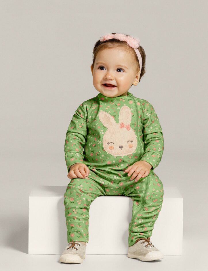 Macacão Infantil Feminino Estampa Floral e Coelho com Zíper Verde Fernanda Ramos Kids