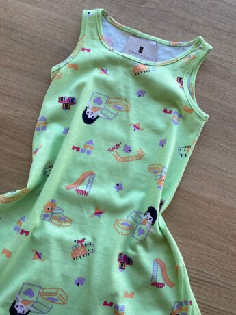 fernandaramoskids com br Vestido Infantil Feminino Curto Estampa de Brinquedos Verde 1