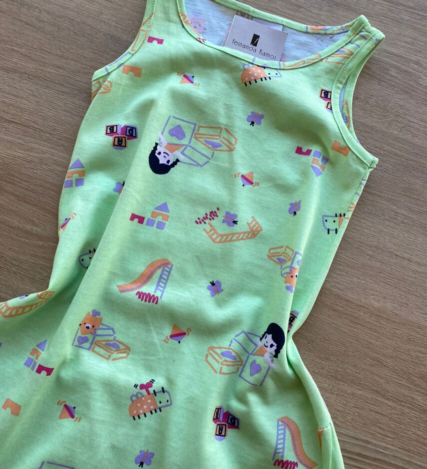 fernandaramoskids com br Vestido Infantil Feminino Curto Estampa de Brinquedos Verde 1