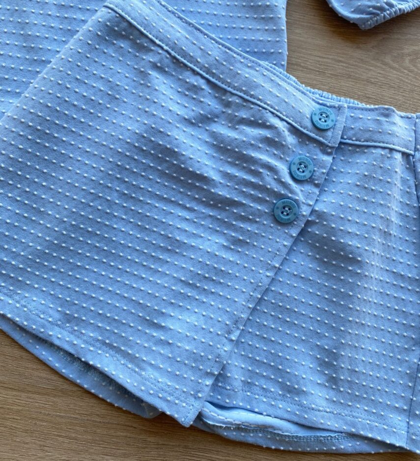 fernandaramoskids com br Conjunto Infantil Feminino Blusa Cropped e Short Saia com Botões Azul 2