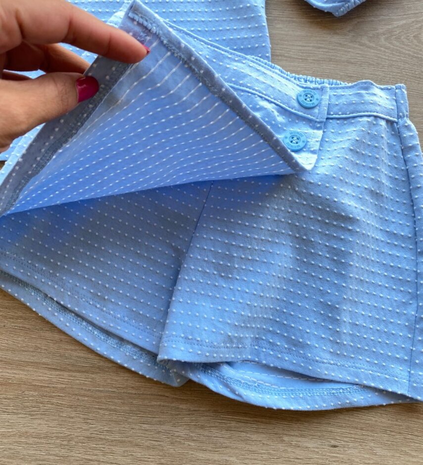 fernandaramoskids com br Conjunto Infantil Feminino Blusa Cropped e Short Saia com Botões Azul 3