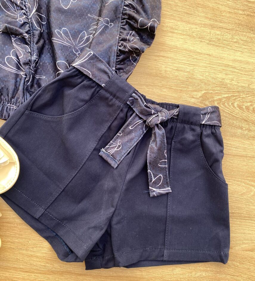 fernandaramoskids com br Conjunto Infantil Feminino Blusa Cropped Estampa e Short Azul Marinho 2