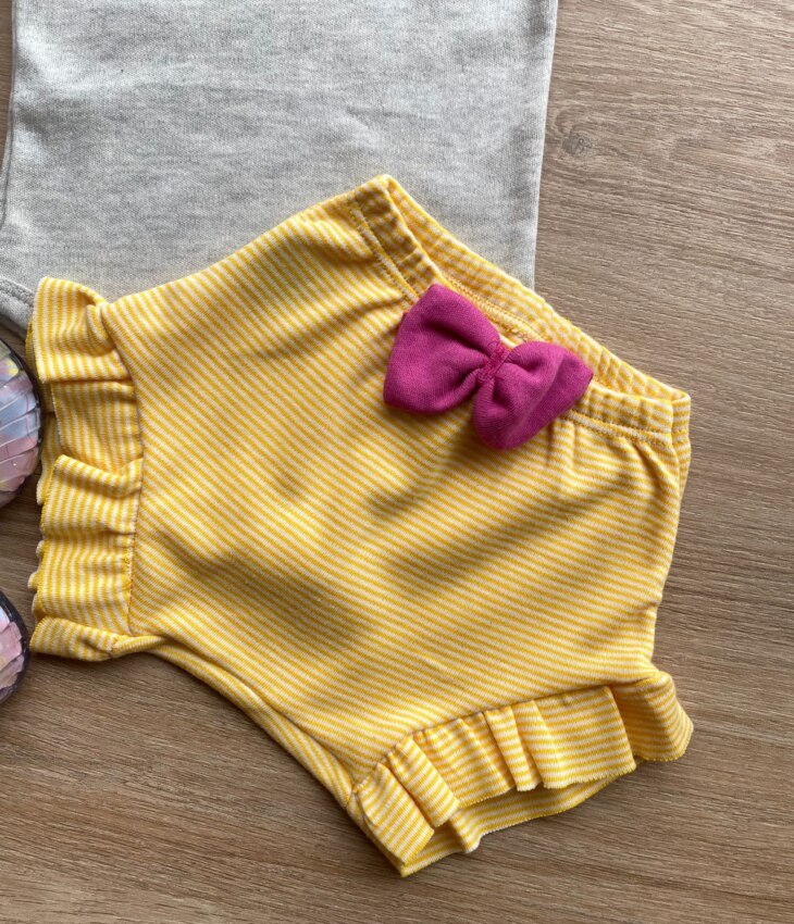 fernandaramoskids com br Conjunto Infantil Feminino Body Cinza Short Listrado Amarelo 2