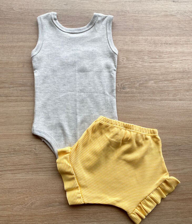 fernandaramoskids com br Conjunto Infantil Feminino Body Cinza Short Listrado Amarelo 3