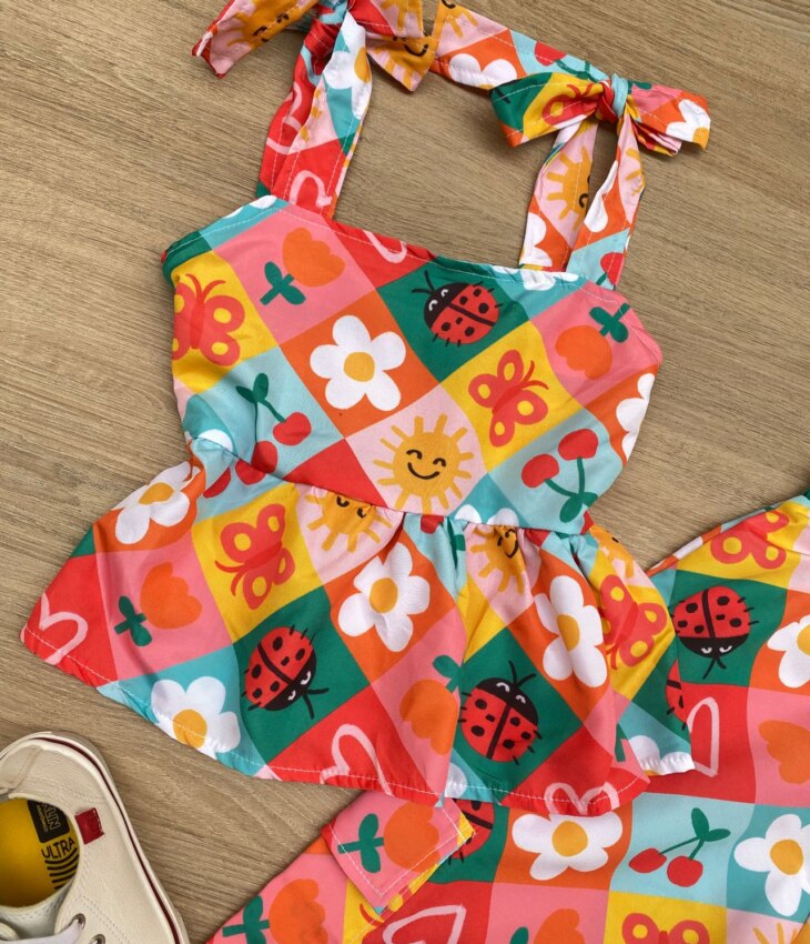 fernandaramoskids com br Conjunto Infantil Feminino Estampado de Cropped e Calça Pantacourt 1