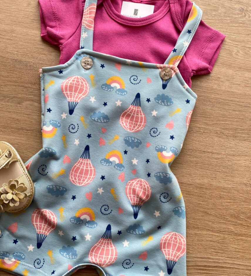 fernandaramoskids com br Conjunto Infantil Feminino Jardineira Estampada Azul e Body Pink 1