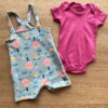 fernandaramoskids com br Conjunto Infantil Feminino Jardineira Estampada Azul e Body Pink 2