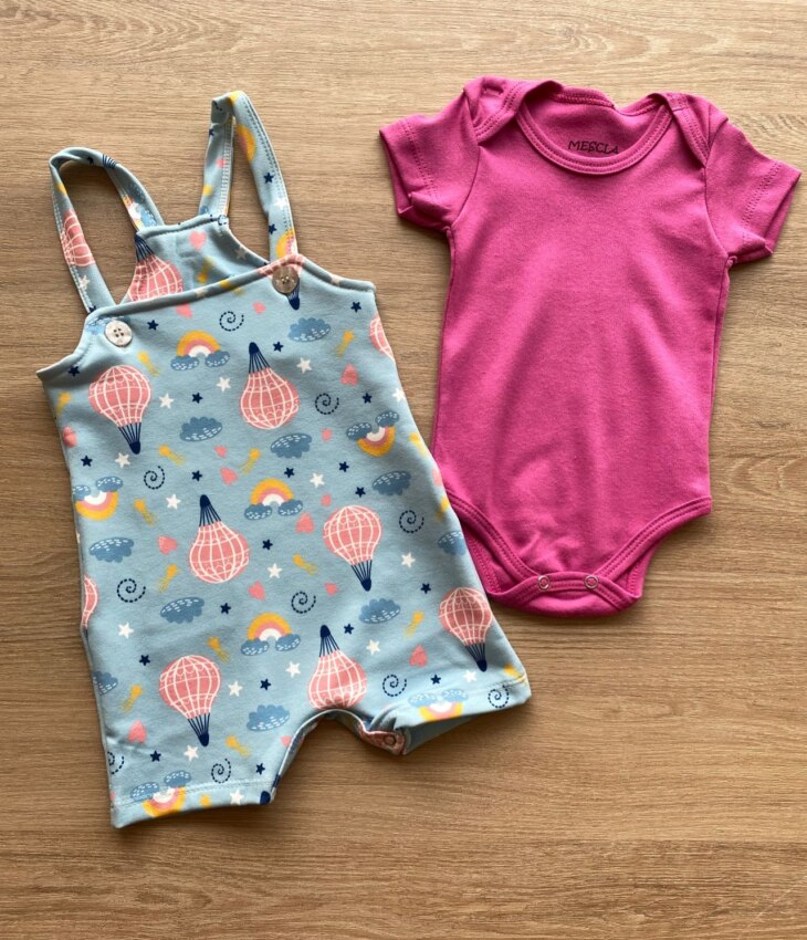 fernandaramoskids com br Conjunto Infantil Feminino Jardineira Estampada Azul e Body Pink 2