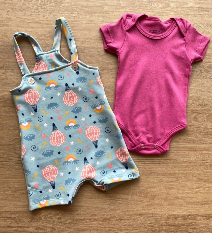 fernandaramoskids com br Conjunto Infantil Feminino Jardineira Estampada Azul e Body Pink 2
