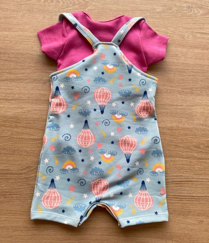 fernandaramoskids com br Conjunto Infantil Feminino Jardineira Estampada Azul e Body Pink 3