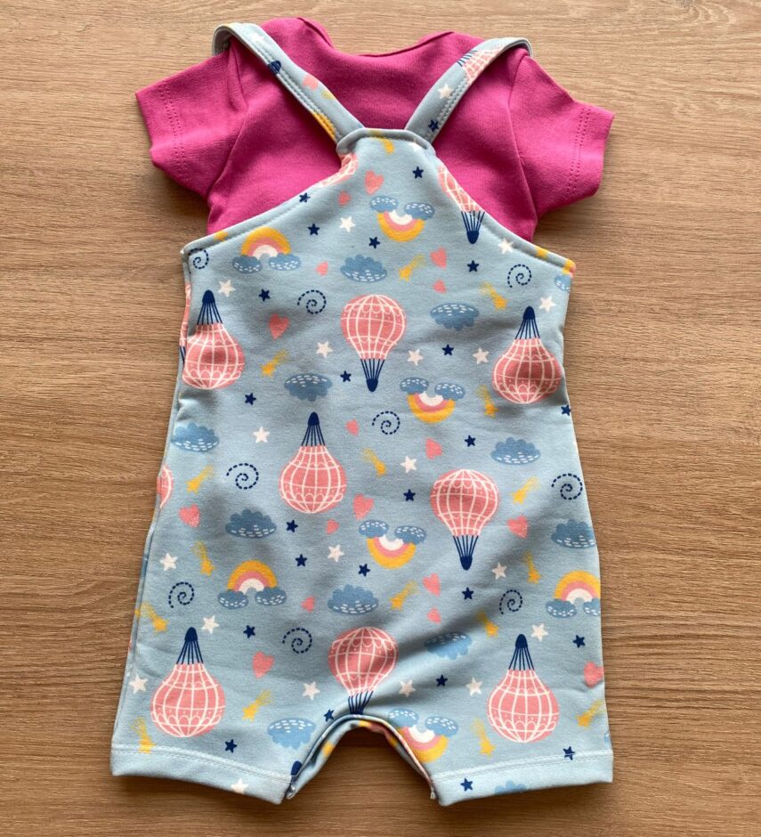 fernandaramoskids com br Conjunto Infantil Feminino Jardineira Estampada Azul e Body Pink 3