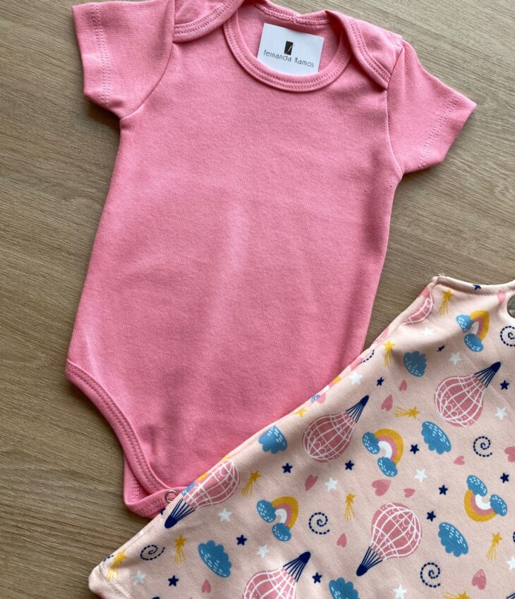 fernandaramoskids com br Conjunto Infantil Feminino Jardineira Estampada e Body Rosa 2