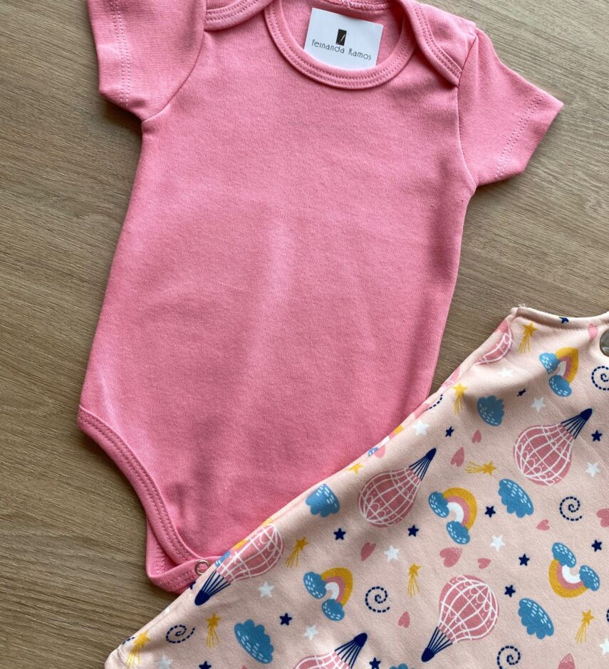 fernandaramoskids com br Conjunto Infantil Feminino Jardineira Estampada e Body Rosa 2