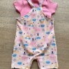 fernandaramoskids com br Conjunto Infantil Feminino Jardineira Estampada e Body Rosa 4
