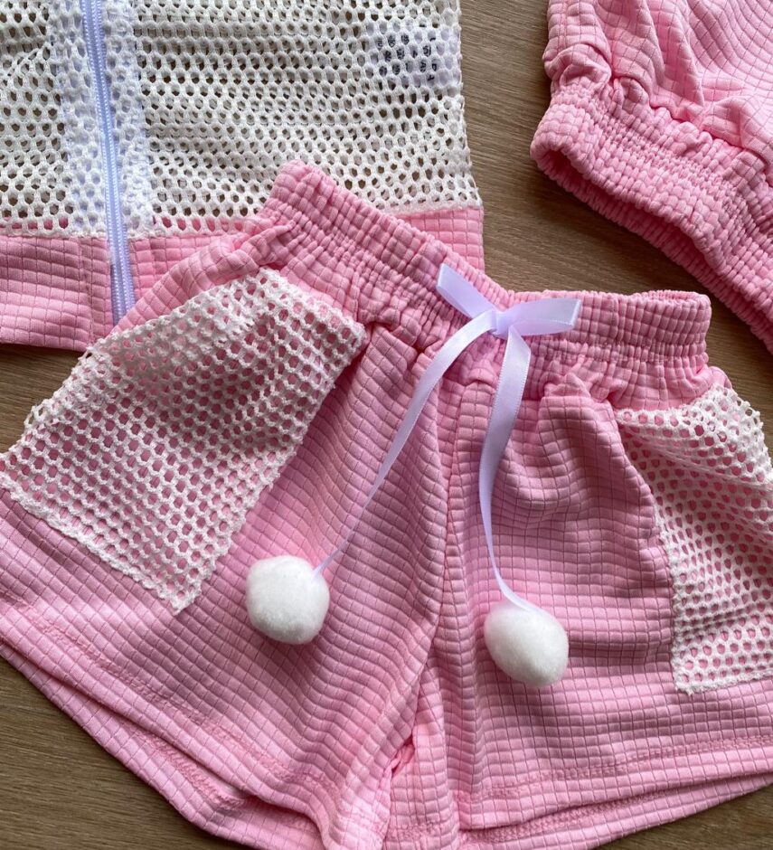 fernandaramoskids com br Conjunto Infantil Feminino Top Cropped, Colete e Short Rosa 2