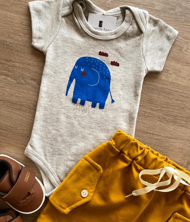 fernandaramoskids com br Conjunto Infantil Masculino Body Estampa Elefante Cinza e Short Caramelo 1